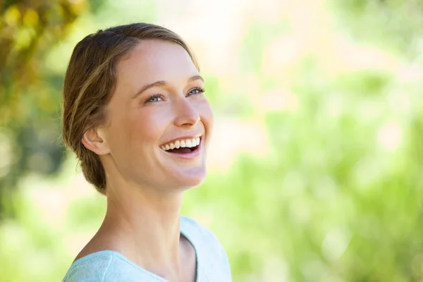 Vrolijke doordachte vrouw weg op zoek in park — Stockfoto