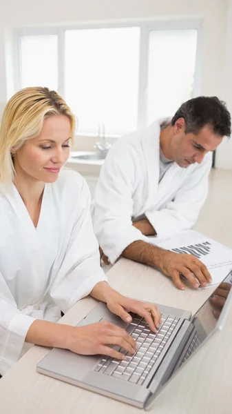 Casal com contas e laptop na cozinha — Fotografia de Stock