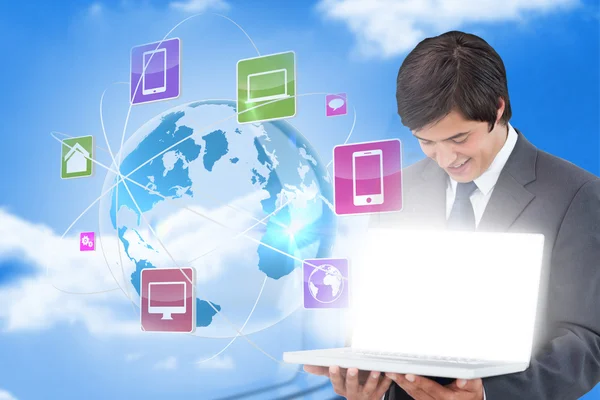 Empresário mostrando laptop com ícones de aplicativos — Fotografia de Stock