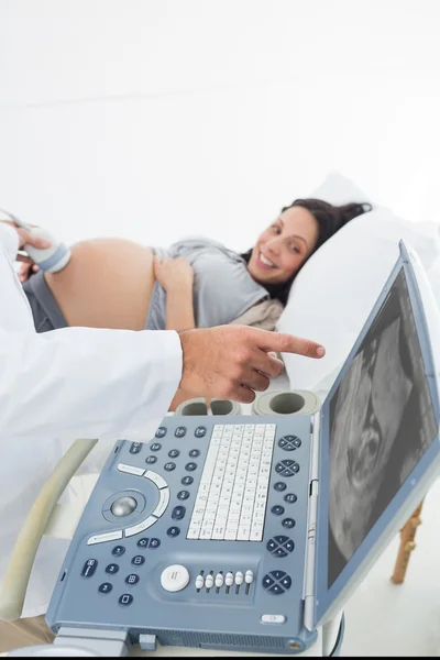 Arts weergegeven: echografie monitor zwangere vrouw — Stockfoto