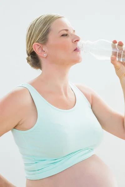 Donna incinta che beve bottiglia d'acqua — Foto Stock