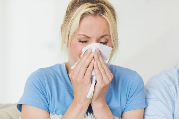 Woman suffering from cold — Stock Photo, Image