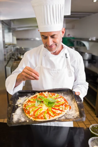 Chef masculino seguro sosteniendo comida cocinada en la cocina — Foto de Stock