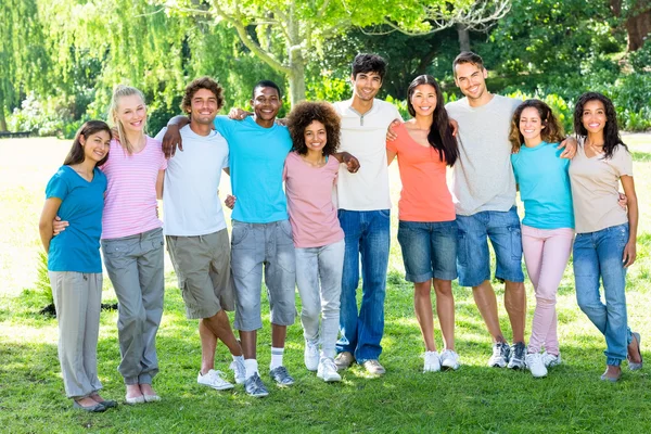 Freunde stehen mit den Armen herum — Stockfoto