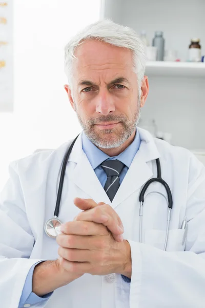 Médico sério e confiante no consultório médico — Fotografia de Stock