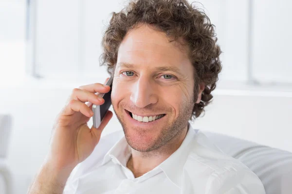 使用移动电话的男人微笑着的特写肖像 — 图库照片