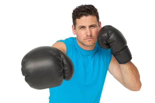 Boxer masculino determinado focado em seu treinamento — Fotografia de Stock