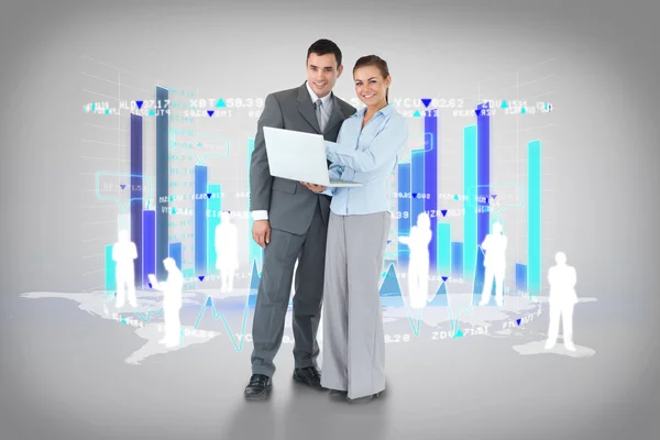 Equipe de negócios usando laptop com gráfico de barras — Fotografia de Stock