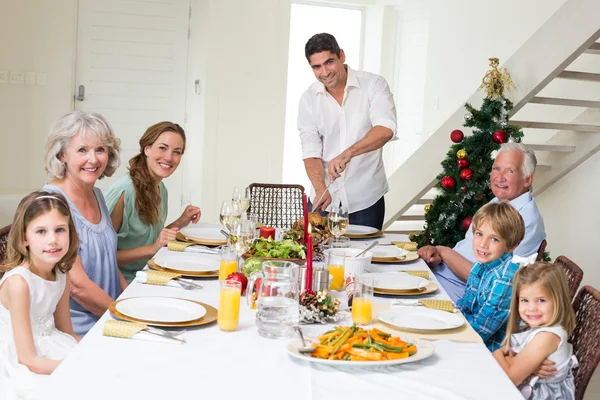 Rodina s vánoční jídlo na jídelní stůl — Stock fotografie