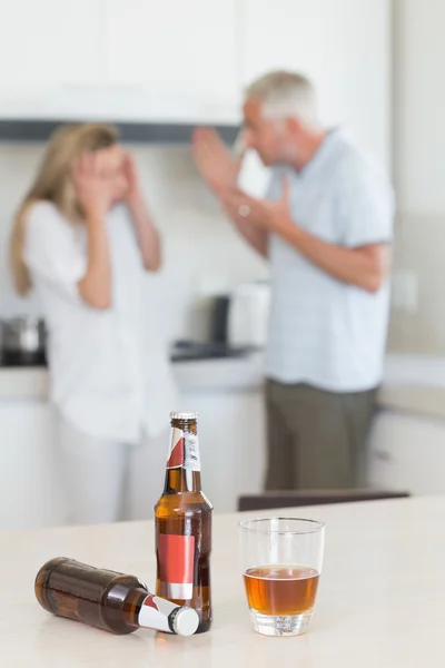Couple en colère se disputant après avoir bu de l'alcool — Photo