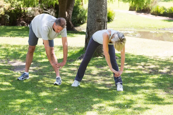 Fit casal exercitando no parque — Fotografia de Stock