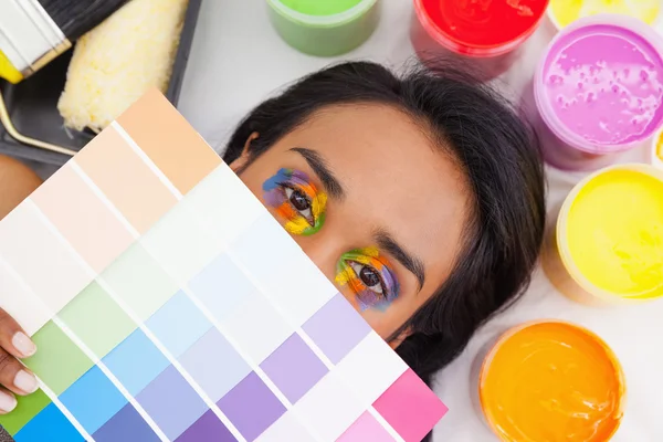 Retrato de una joven con muestras de pintura — Foto de Stock