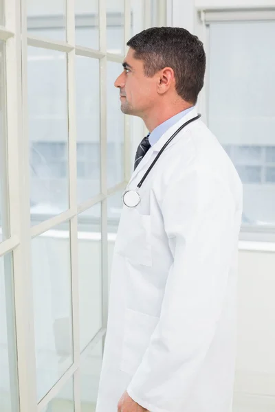 Seitenansicht eines nachdenklichen männlichen Arztes — Stockfoto