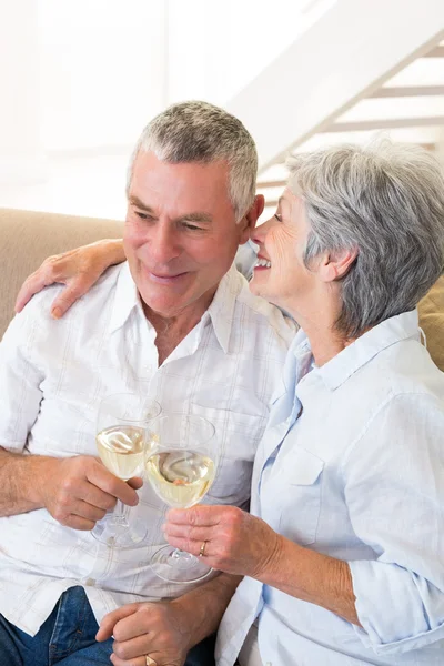 Coppia anziana seduta sul divano con vino bianco — Foto Stock