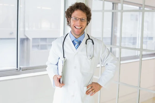 Feliz bonito médico masculino com área de transferência no hospital — Fotografia de Stock