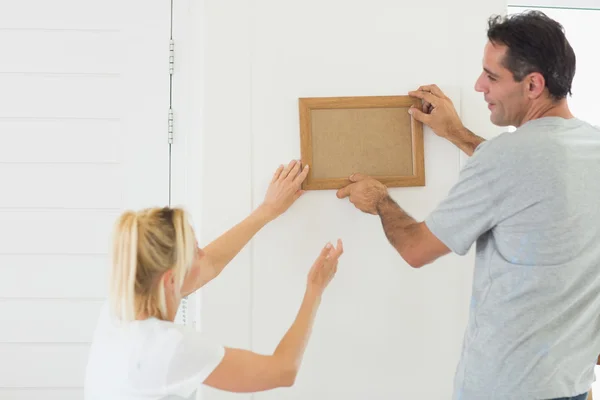 Couple décorer leur nouvelle maison — Photo