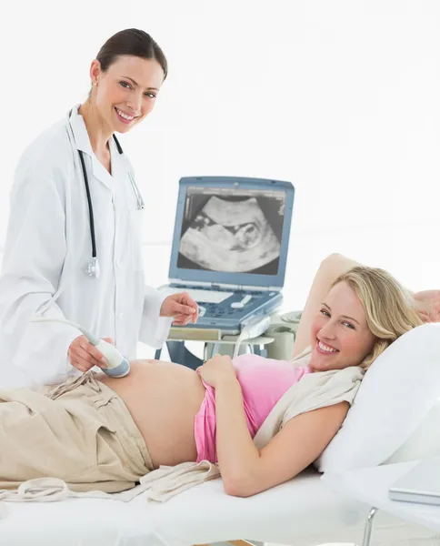 Médico usando scanner de ultra-som na mulher grávida — Fotografia de Stock