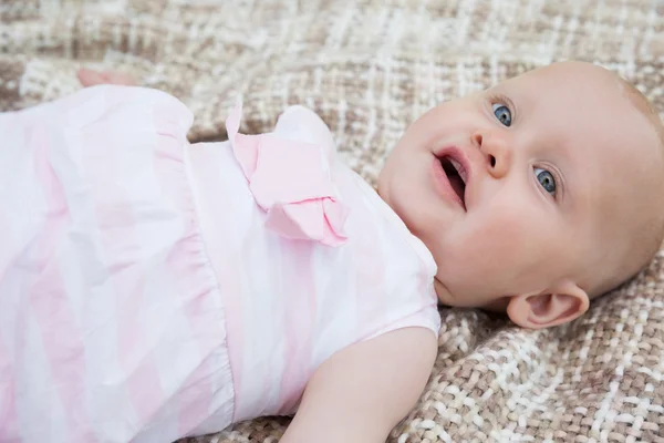 Carino bambino sdraiato sulla coperta — Foto Stock