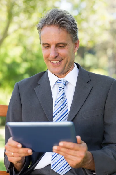 Uomo d'affari che utilizza tablet digitale — Foto Stock