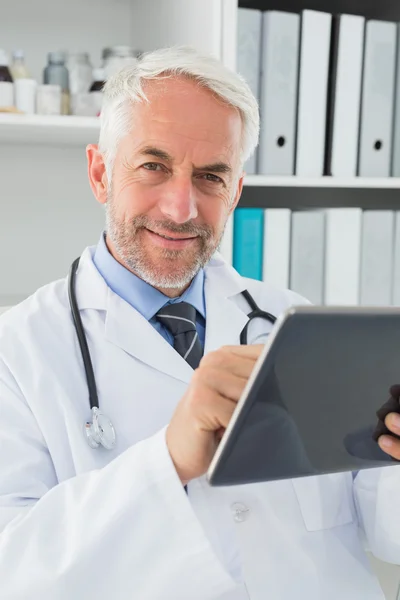Médico varón usando tableta digital en consultorio médico —  Fotos de Stock