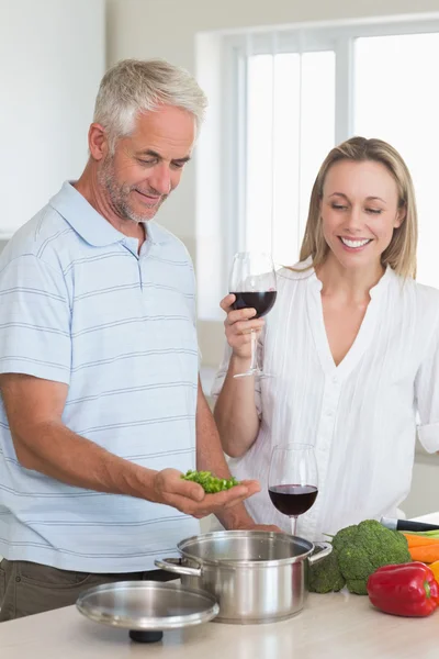 Happy couple making dinner together — Stock Photo, Image