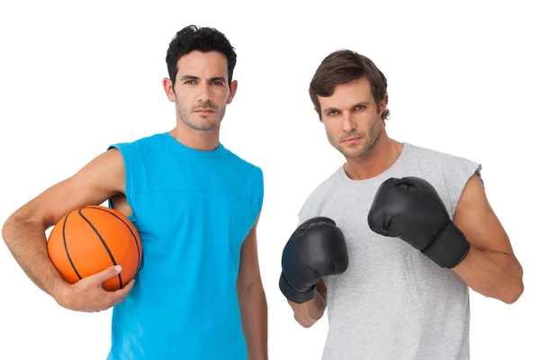 Fitte Männer mit Boxhandschuhen und Basketball — Stockfoto