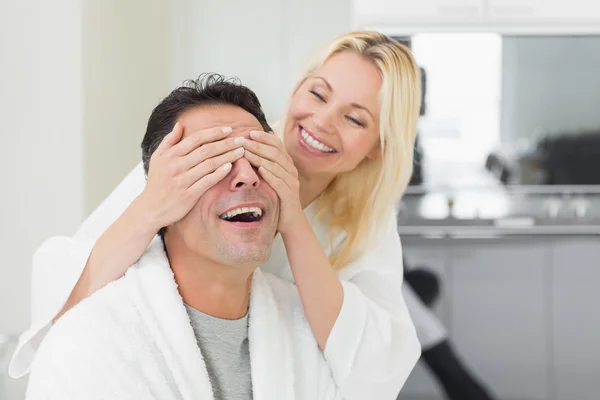 Mulher cobrindo homens felizes olhos — Fotografia de Stock