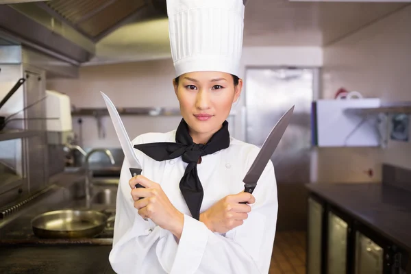 Bıçak tutarak mutfakta aşçı — Stok fotoğraf