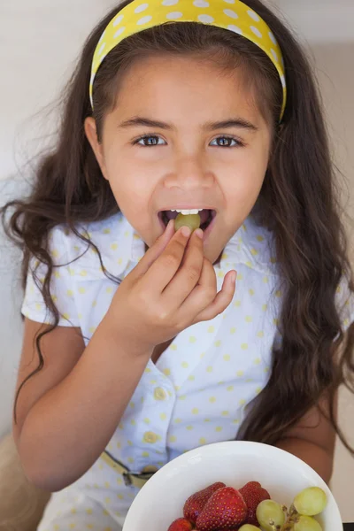 Leende flicka äta frukter — Stockfoto