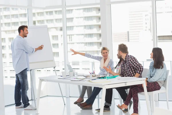 Man die een idee aan zijn collega's presenteert — Stockfoto