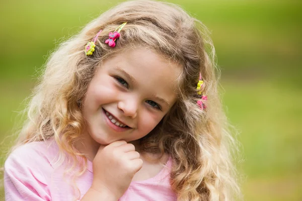 Smiling girl at park — Stock Photo, Image
