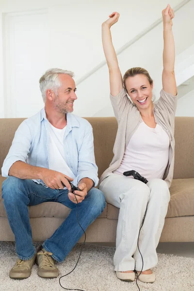 幸福的夫妇在沙发上玩视频游戏乐趣 — 图库照片