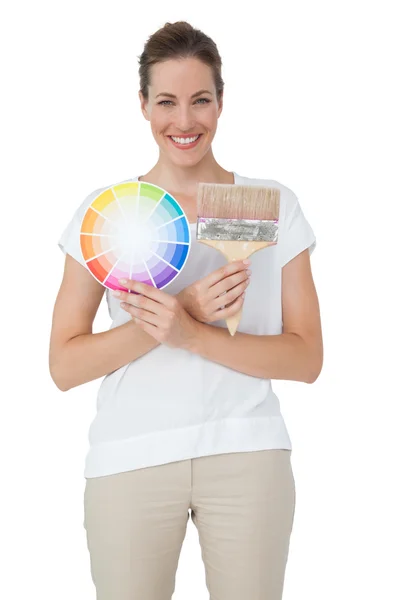 Žena s vzorky barev a štětce — Stock fotografie