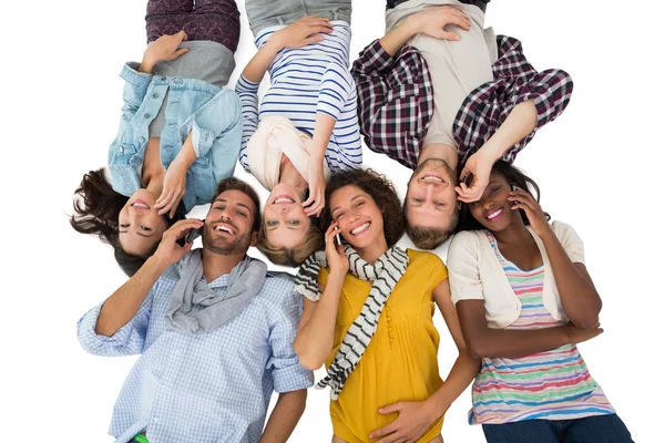 Grupo feliz de amigos deitados no chão — Fotografia de Stock