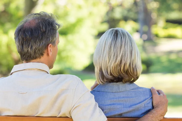 Couple relaxant dans le parc — Photo