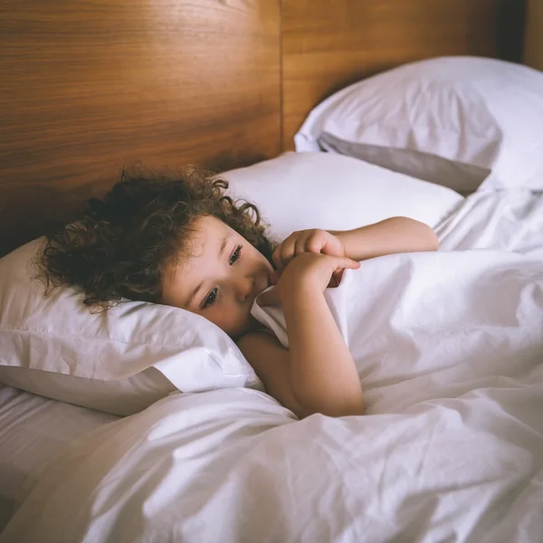 Bir kız yatakta istirahat Close-Up — Stok fotoğraf