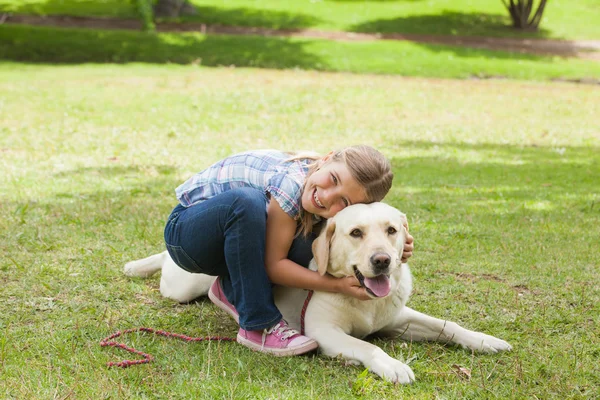 Evcil köpek parkı ile kız — Stok fotoğraf