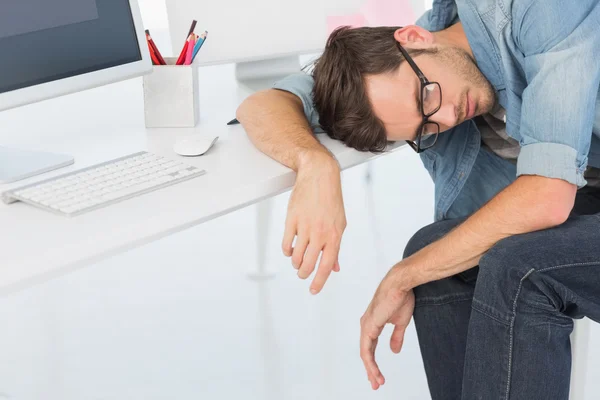 Jovem homem casual dormindo na frente do computador — Fotografia de Stock