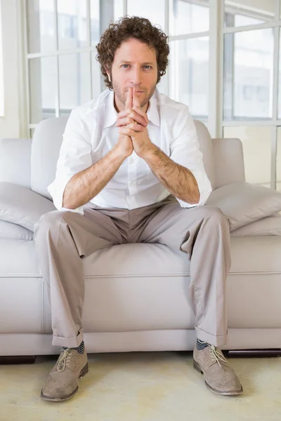 Retrato de un joven relajado en casa — Foto de Stock