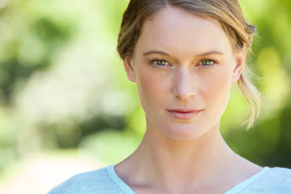 Close-up portrait of beautiful woman in park — Stock Photo, Image