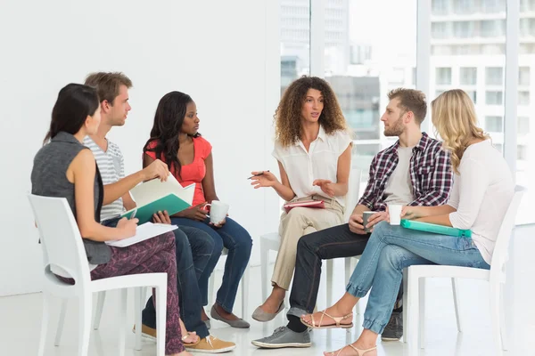 Therapist speaking to a rehab group — Stock Photo, Image