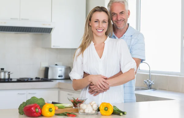 Casal afetuoso preparando um jantar vegetariano juntos — Fotografia de Stock