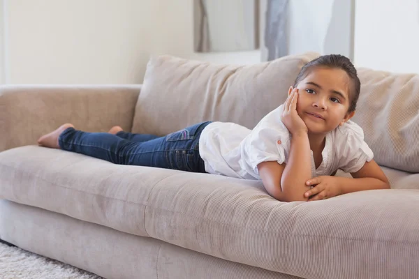 Avslappnad flicka liggande på soffan — Stockfoto