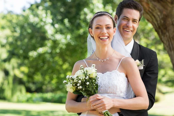 Casamento recém-casado casal no parque — Fotografia de Stock