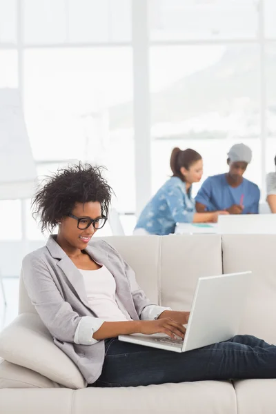 Mujer usando el ordenador portátil con colegas — Foto de Stock