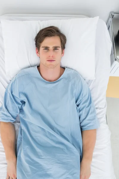 Pacjenta leżącego w łóżku — Zdjęcie stockowe