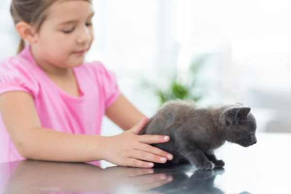 Flicka som leker med kattunge — Stockfoto