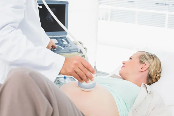 Mulher grávida fazendo uma sonografia — Fotografia de Stock