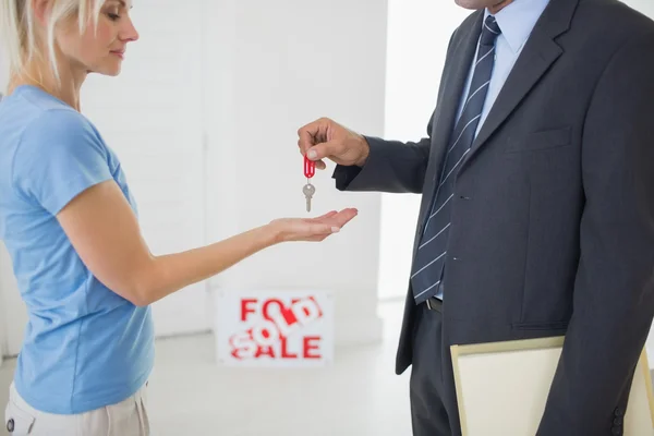 Agent immobilier passer la clé à la femme — Photo