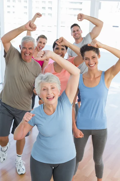 Gente haciendo ejercicio de fitness —  Fotos de Stock